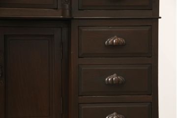 ドレッサーを綺麗に再生!高品質リペアを施し、割れや装飾の修復。天板の色褪せ部分は剥離し、現状の色味合わせた仕上げ。