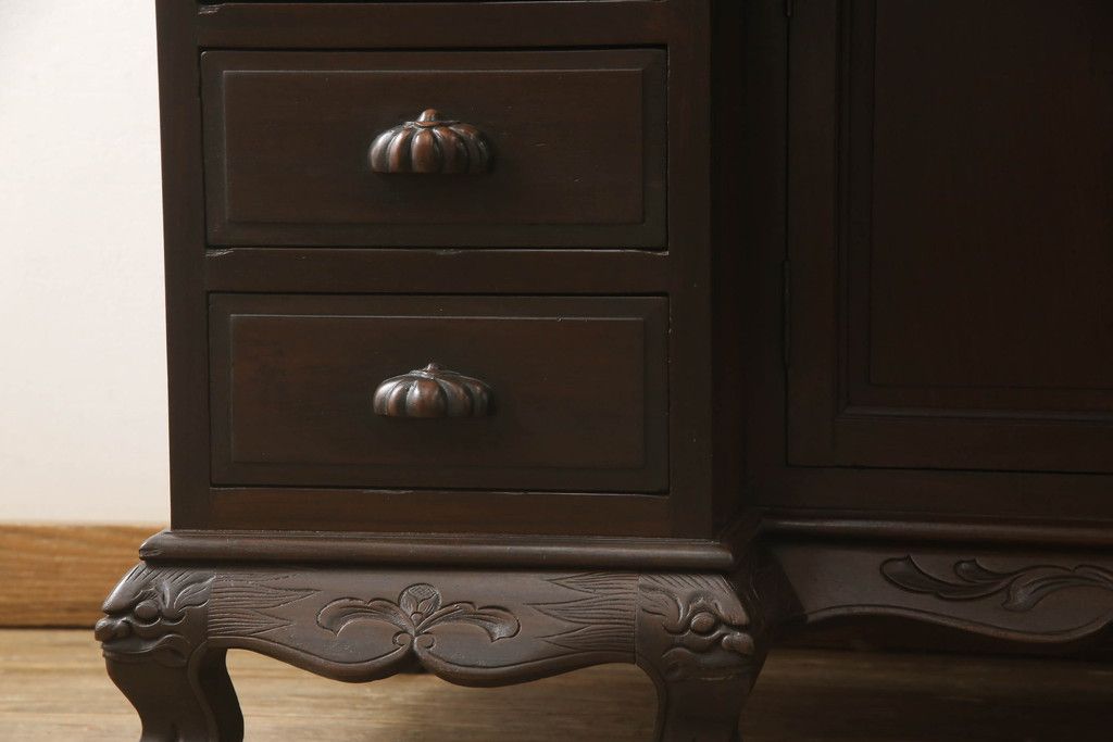 ドレッサーを綺麗に再生!高品質リペアを施し、割れや装飾の修復。天板の色褪せ部分は剥離し、現状の色味合わせた仕上げ。