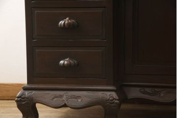 ドレッサーを綺麗に再生!高品質リペアを施し、割れや装飾の修復。天板の色褪せ部分は剥離し、現状の色味合わせた仕上げ。