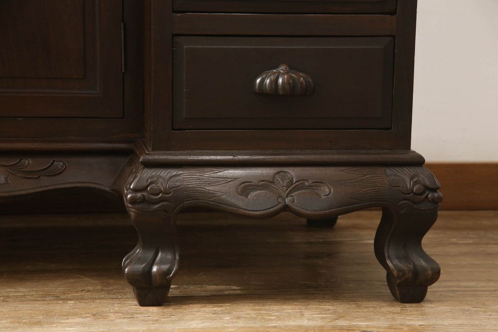 ドレッサーを綺麗に再生!高品質リペアを施し、割れや装飾の修復。天板の色褪せ部分は剥離し、現状の色味合わせた仕上げ。