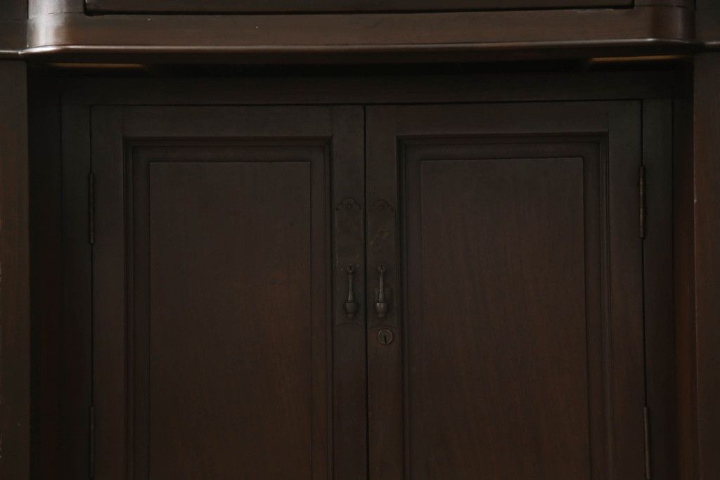 ドレッサーを綺麗に再生!高品質リペアを施し、割れや装飾の修復。天板の色褪せ部分は剥離し、現状の色味合わせた仕上げ。