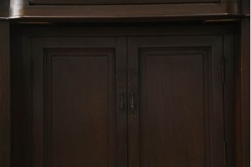 ドレッサーを綺麗に再生!高品質リペアを施し、割れや装飾の修復。天板の色褪せ部分は剥離し、現状の色味合わせた仕上げ。