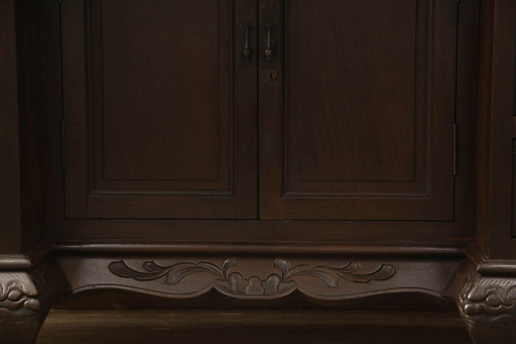 ドレッサーを綺麗に再生!高品質リペアを施し、割れや装飾の修復。天板の色褪せ部分は剥離し、現状の色味合わせた仕上げ。