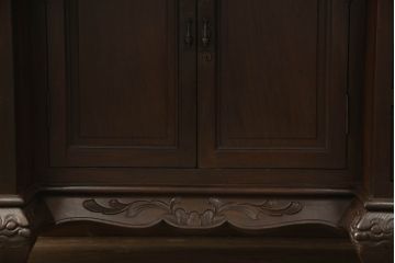 ドレッサーを綺麗に再生!高品質リペアを施し、割れや装飾の修復。天板の色褪せ部分は剥離し、現状の色味合わせた仕上げ。