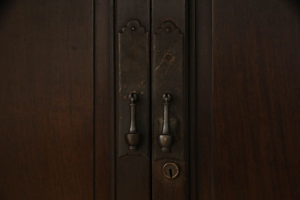 ドレッサーを綺麗に再生!高品質リペアを施し、割れや装飾の修復。天板の色褪せ部分は剥離し、現状の色味合わせた仕上げ。