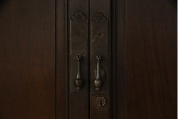 ドレッサーを綺麗に再生!高品質リペアを施し、割れや装飾の修復。天板の色褪せ部分は剥離し、現状の色味合わせた仕上げ。