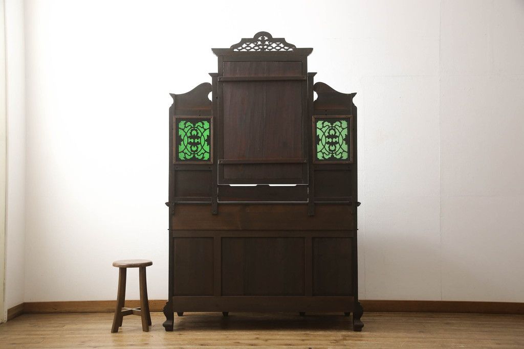 ドレッサーを綺麗に再生!高品質リペアを施し、割れや装飾の修復。天板の色褪せ部分は剥離し、現状の色味合わせた仕上げ。