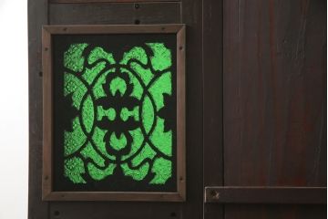 ドレッサーを綺麗に再生!高品質リペアを施し、割れや装飾の修復。天板の色褪せ部分は剥離し、現状の色味合わせた仕上げ。