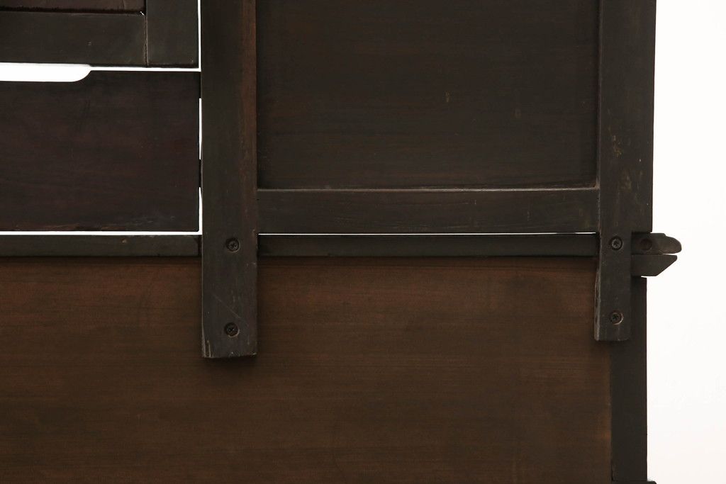 ドレッサーを綺麗に再生!高品質リペアを施し、割れや装飾の修復。天板の色褪せ部分は剥離し、現状の色味合わせた仕上げ。