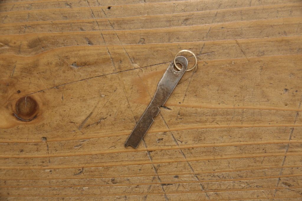 ドレッサーを綺麗に再生!高品質リペアを施し、割れや装飾の修復。天板の色褪せ部分は剥離し、現状の色味合わせた仕上げ。