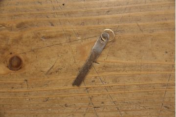 ドレッサーを綺麗に再生!高品質リペアを施し、割れや装飾の修復。天板の色褪せ部分は剥離し、現状の色味合わせた仕上げ。