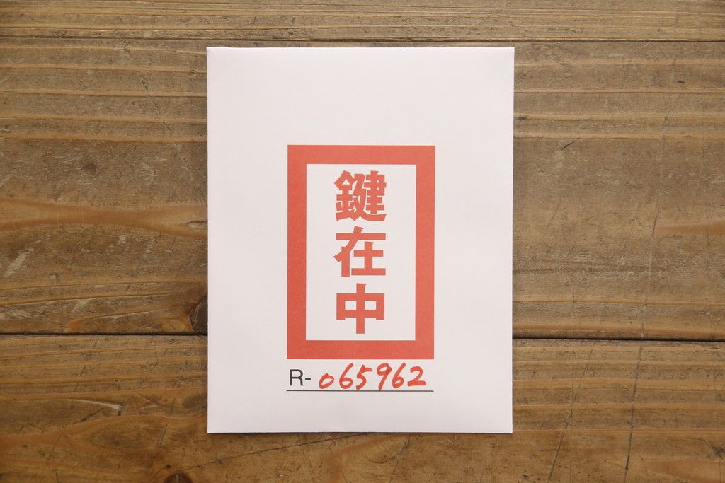 ドレッサーを綺麗に再生!高品質リペアを施し、割れや装飾の修復。天板の色褪せ部分は剥離し、現状の色味合わせた仕上げ。