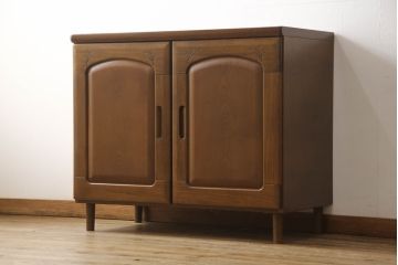 和箪笥をチェストにリメイク!下部2段の引き出しをカットし、脚を取り付け。ワントーン落ち着いた色に着色仕上げ。