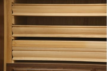 和箪笥をチェストにリメイク!下部2段の引き出しをカットし、脚を取り付け。ワントーン落ち着いた色に着色仕上げ。