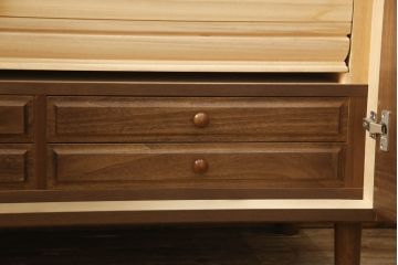 和箪笥をチェストにリメイク!下部2段の引き出しをカットし、脚を取り付け。ワントーン落ち着いた色に着色仕上げ。