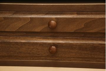 和箪笥をチェストにリメイク!下部2段の引き出しをカットし、脚を取り付け。ワントーン落ち着いた色に着色仕上げ。