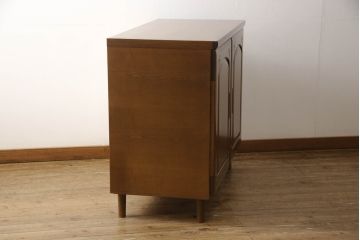 和箪笥をチェストにリメイク!下部2段の引き出しをカットし、脚を取り付け。ワントーン落ち着いた色に着色仕上げ。