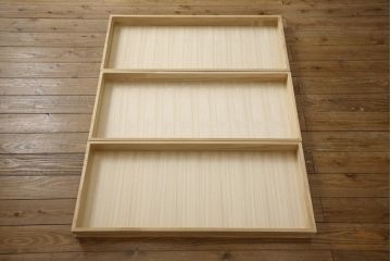 和箪笥をチェストにリメイク!下部2段の引き出しをカットし、脚を取り付け。ワントーン落ち着いた色に着色仕上げ。