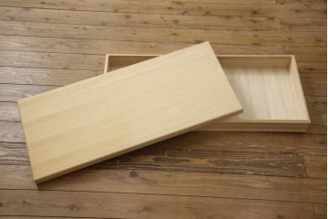 和箪笥をチェストにリメイク!下部2段の引き出しをカットし、脚を取り付け。ワントーン落ち着いた色に着色仕上げ。