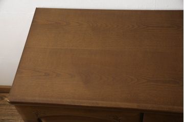 和箪笥をチェストにリメイク!下部2段の引き出しをカットし、脚を取り付け。ワントーン落ち着いた色に着色仕上げ。