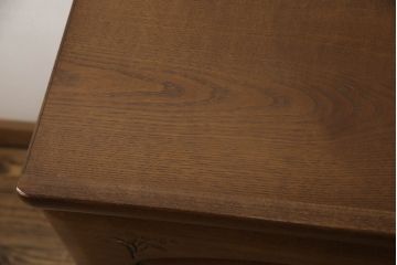 和箪笥をチェストにリメイク!下部2段の引き出しをカットし、脚を取り付け。ワントーン落ち着いた色に着色仕上げ。