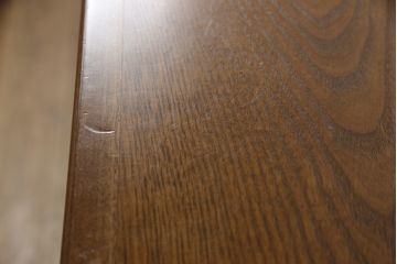 和箪笥をチェストにリメイク!下部2段の引き出しをカットし、脚を取り付け。ワントーン落ち着いた色に着色仕上げ。
