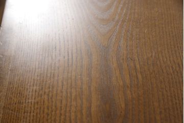 和箪笥をチェストにリメイク!下部2段の引き出しをカットし、脚を取り付け。ワントーン落ち着いた色に着色仕上げ。