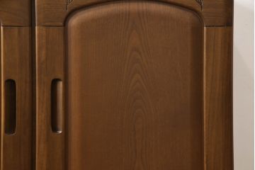 和箪笥をチェストにリメイク!下部2段の引き出しをカットし、脚を取り付け。ワントーン落ち着いた色に着色仕上げ。