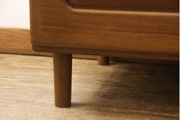和箪笥をチェストにリメイク!下部2段の引き出しをカットし、脚を取り付け。ワントーン落ち着いた色に着色仕上げ。