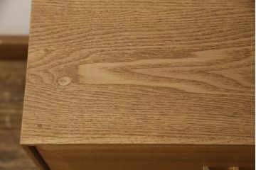 洋服ダンスをサイドチェストにリメイク!引き出しを利用し、脚とつまみを取り付け。全体を剥離し再塗装して仕上げ。