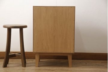 洋服ダンスをサイドチェストにリメイク!引き出しを利用し、脚とつまみを取り付け。全体を剥離し再塗装して仕上げ。