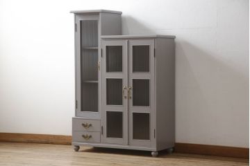 書棚を使いやすくリメイク!上部のオープン部分をカットし、天板を設置。ガラスが欠損した部分にモールガラスをはめ込み、背板を新材に交換。両開き戸内の底面を補強して、台輪をカットし脚を取り付け。取っ手・引手を交換して、ご希望の色に着色仕上げ。