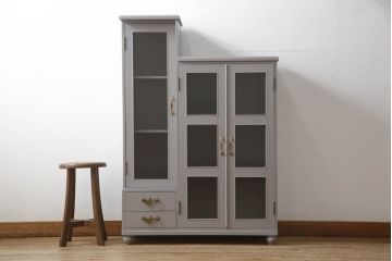 書棚を使いやすくリメイク!上部のオープン部分をカットし、天板を設置。ガラスが欠損した部分にモールガラスをはめ込み、背板を新材に交換。両開き戸内の底面を補強して、台輪をカットし脚を取り付け。取っ手・引手を交換して、ご希望の色に着色仕上げ。