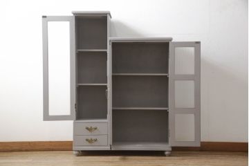 書棚を使いやすくリメイク!上部のオープン部分をカットし、天板を設置。ガラスが欠損した部分にモールガラスをはめ込み、背板を新材に交換。両開き戸内の底面を補強して、台輪をカットし脚を取り付け。取っ手・引手を交換して、ご希望の色に着色仕上げ。