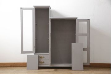 書棚を使いやすくリメイク!上部のオープン部分をカットし、天板を設置。ガラスが欠損した部分にモールガラスをはめ込み、背板を新材に交換。両開き戸内の底面を補強して、台輪をカットし脚を取り付け。取っ手・引手を交換して、ご希望の色に着色仕上げ。