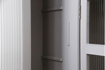 書棚を使いやすくリメイク!上部のオープン部分をカットし、天板を設置。ガラスが欠損した部分にモールガラスをはめ込み、背板を新材に交換。両開き戸内の底面を補強して、台輪をカットし脚を取り付け。取っ手・引手を交換して、ご希望の色に着色仕上げ。