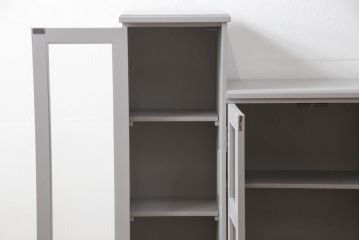 書棚を使いやすくリメイク!上部のオープン部分をカットし、天板を設置。ガラスが欠損した部分にモールガラスをはめ込み、背板を新材に交換。両開き戸内の底面を補強して、台輪をカットし脚を取り付け。取っ手・引手を交換して、ご希望の色に着色仕上げ。