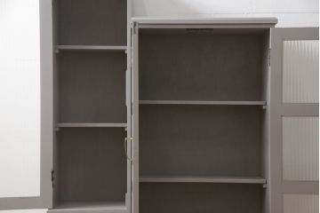 書棚を使いやすくリメイク!上部のオープン部分をカットし、天板を設置。ガラスが欠損した部分にモールガラスをはめ込み、背板を新材に交換。両開き戸内の底面を補強して、台輪をカットし脚を取り付け。取っ手・引手を交換して、ご希望の色に着色仕上げ。