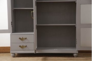 書棚を使いやすくリメイク!上部のオープン部分をカットし、天板を設置。ガラスが欠損した部分にモールガラスをはめ込み、背板を新材に交換。両開き戸内の底面を補強して、台輪をカットし脚を取り付け。取っ手・引手を交換して、ご希望の色に着色仕上げ。