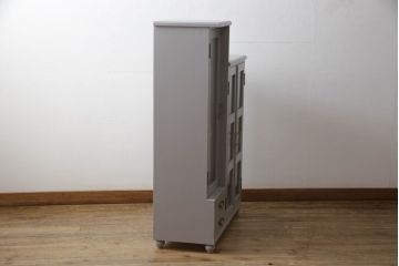 書棚を使いやすくリメイク!上部のオープン部分をカットし、天板を設置。ガラスが欠損した部分にモールガラスをはめ込み、背板を新材に交換。両開き戸内の底面を補強して、台輪をカットし脚を取り付け。取っ手・引手を交換して、ご希望の色に着色仕上げ。