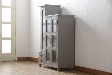 書棚を使いやすくリメイク!上部のオープン部分をカットし、天板を設置。ガラスが欠損した部分にモールガラスをはめ込み、背板を新材に交換。両開き戸内の底面を補強して、台輪をカットし脚を取り付け。取っ手・引手を交換して、ご希望の色に着色仕上げ。