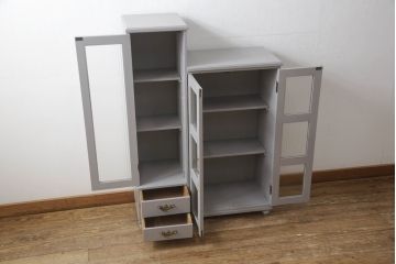 書棚を使いやすくリメイク!上部のオープン部分をカットし、天板を設置。ガラスが欠損した部分にモールガラスをはめ込み、背板を新材に交換。両開き戸内の底面を補強して、台輪をカットし脚を取り付け。取っ手・引手を交換して、ご希望の色に着色仕上げ。