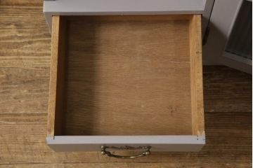 書棚を使いやすくリメイク!上部のオープン部分をカットし、天板を設置。ガラスが欠損した部分にモールガラスをはめ込み、背板を新材に交換。両開き戸内の底面を補強して、台輪をカットし脚を取り付け。取っ手・引手を交換して、ご希望の色に着色仕上げ。