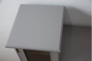 書棚を使いやすくリメイク!上部のオープン部分をカットし、天板を設置。ガラスが欠損した部分にモールガラスをはめ込み、背板を新材に交換。両開き戸内の底面を補強して、台輪をカットし脚を取り付け。取っ手・引手を交換して、ご希望の色に着色仕上げ。