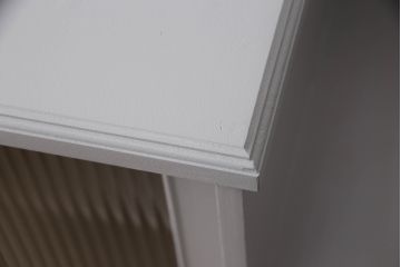 書棚を使いやすくリメイク!上部のオープン部分をカットし、天板を設置。ガラスが欠損した部分にモールガラスをはめ込み、背板を新材に交換。両開き戸内の底面を補強して、台輪をカットし脚を取り付け。取っ手・引手を交換して、ご希望の色に着色仕上げ。