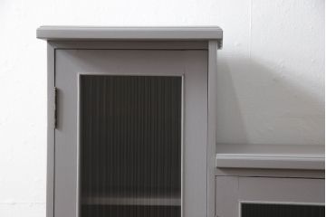 書棚を使いやすくリメイク!上部のオープン部分をカットし、天板を設置。ガラスが欠損した部分にモールガラスをはめ込み、背板を新材に交換。両開き戸内の底面を補強して、台輪をカットし脚を取り付け。取っ手・引手を交換して、ご希望の色に着色仕上げ。