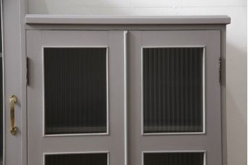 書棚を使いやすくリメイク!上部のオープン部分をカットし、天板を設置。ガラスが欠損した部分にモールガラスをはめ込み、背板を新材に交換。両開き戸内の底面を補強して、台輪をカットし脚を取り付け。取っ手・引手を交換して、ご希望の色に着色仕上げ。