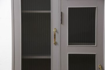 書棚を使いやすくリメイク!上部のオープン部分をカットし、天板を設置。ガラスが欠損した部分にモールガラスをはめ込み、背板を新材に交換。両開き戸内の底面を補強して、台輪をカットし脚を取り付け。取っ手・引手を交換して、ご希望の色に着色仕上げ。