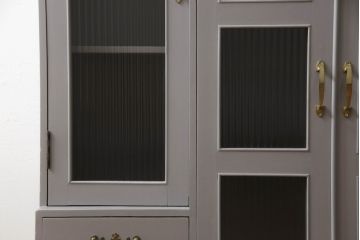 書棚を使いやすくリメイク!上部のオープン部分をカットし、天板を設置。ガラスが欠損した部分にモールガラスをはめ込み、背板を新材に交換。両開き戸内の底面を補強して、台輪をカットし脚を取り付け。取っ手・引手を交換して、ご希望の色に着色仕上げ。