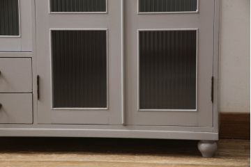 書棚を使いやすくリメイク!上部のオープン部分をカットし、天板を設置。ガラスが欠損した部分にモールガラスをはめ込み、背板を新材に交換。両開き戸内の底面を補強して、台輪をカットし脚を取り付け。取っ手・引手を交換して、ご希望の色に着色仕上げ。